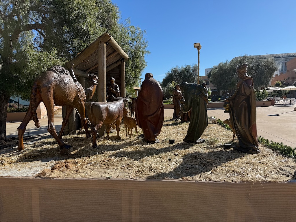 3/4 Life Size Statues